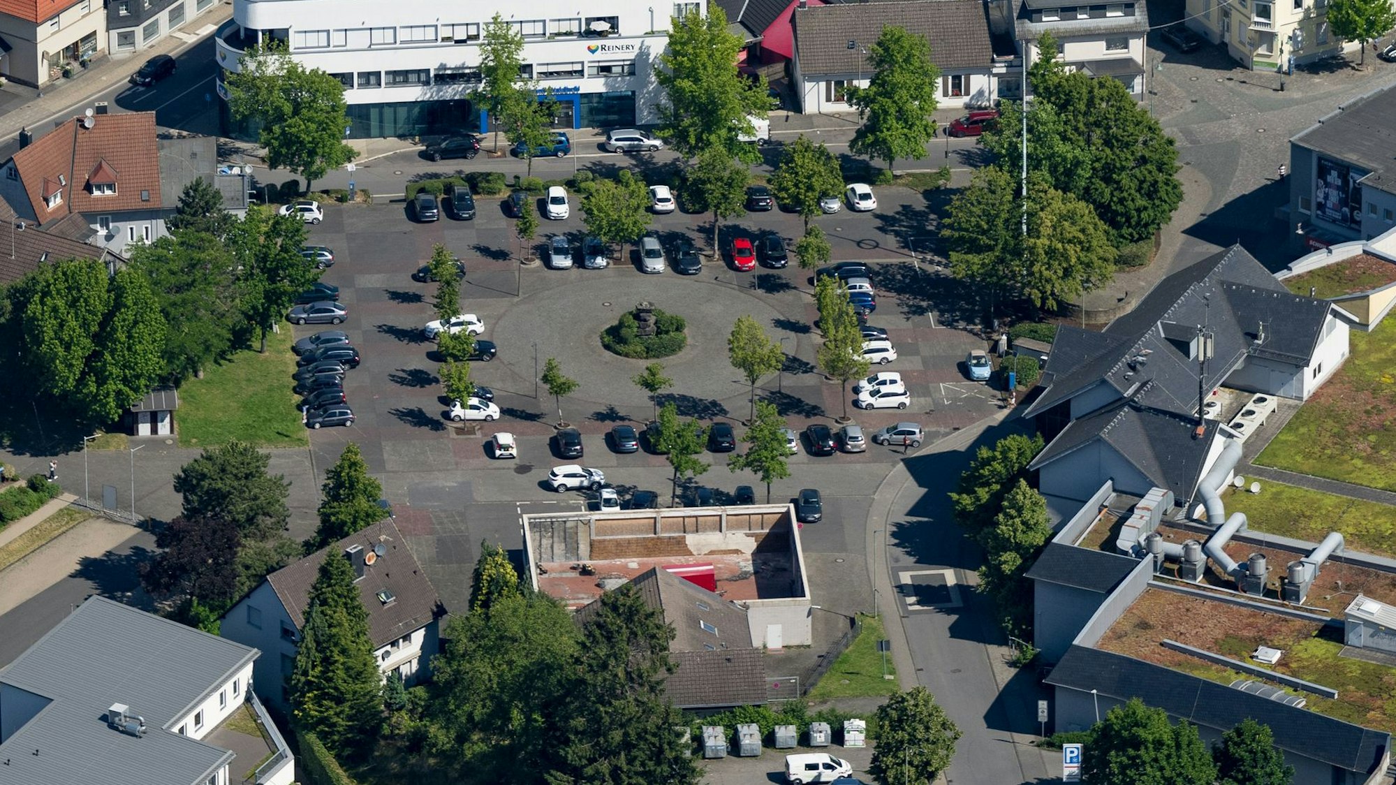 In Waldbröl hat die Politik nun über die Neugestaltung des Marktgeländes in der Stadtmitte und einen Neubau anstelle der abgebrannten Markthalle entschiedden (die Brandruine ist unten im Bild zu sehen).