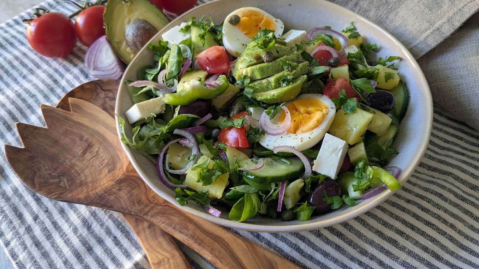 Der Saft einer ganzen Zitrone verpasst dem kretischen Salat mit Kartoffeln viel Frische, Feta-Würfel und Kapern sorgen für Würze.