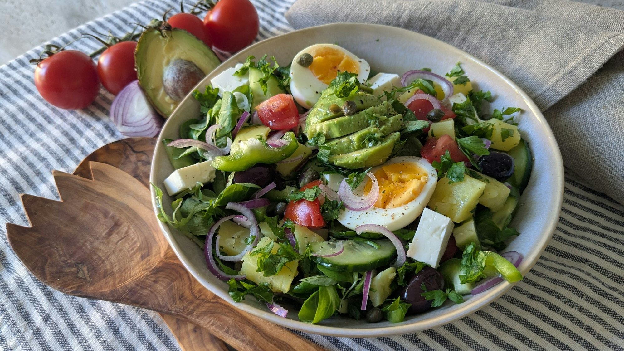 Der Saft einer ganzen Zitrone verpasst dem kretischen Salat mit Kartoffeln viel Frische, Feta-Würfel und Kapern sorgen für Würze.
