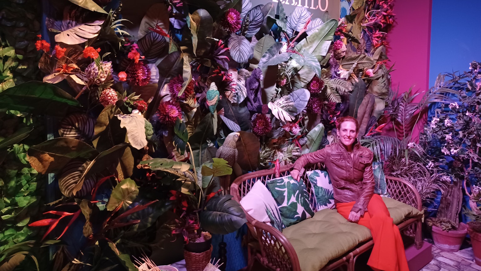 Aniko Donath führt die Besucher durch die Ausstellung.