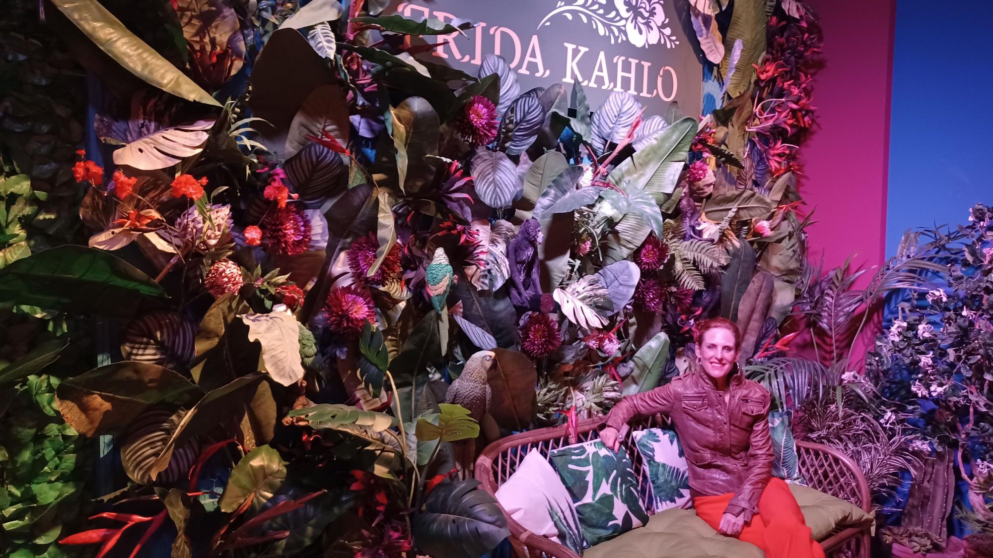 Aniko Donath führt die Besucher durch die Ausstellung.
