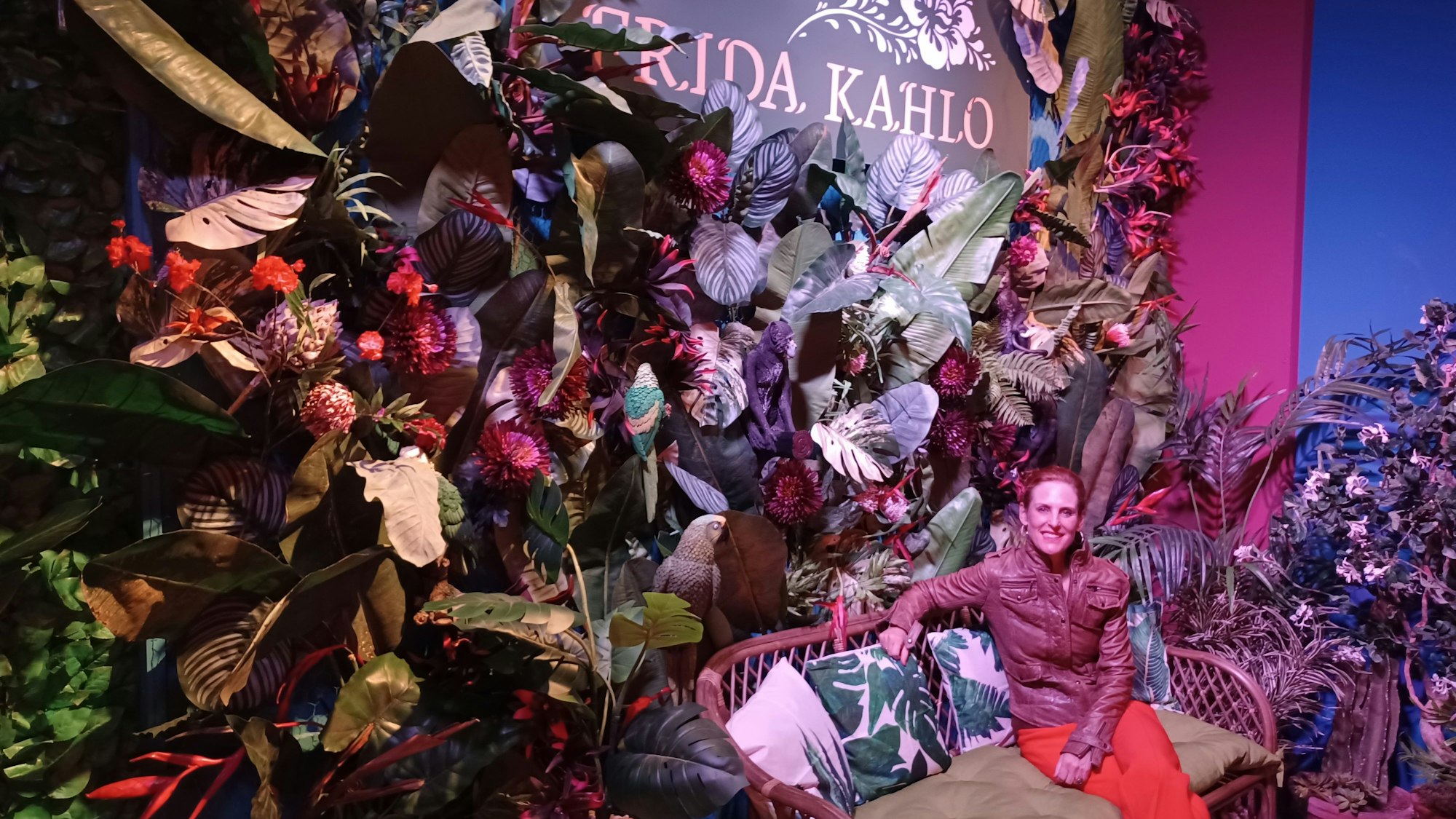 Aniko Donath führt die Besucher durch die Ausstellung.