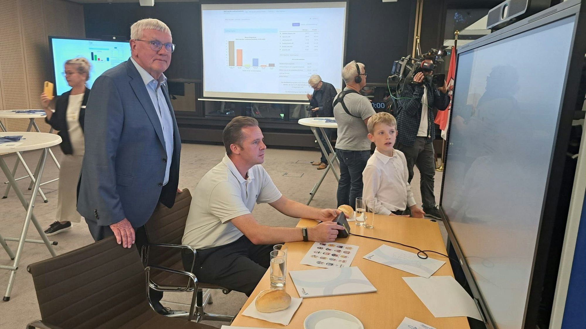 Landrat Sebastian Schuster verfolgte im Kreishaus die ersten Ergebnisse der Auszählung.