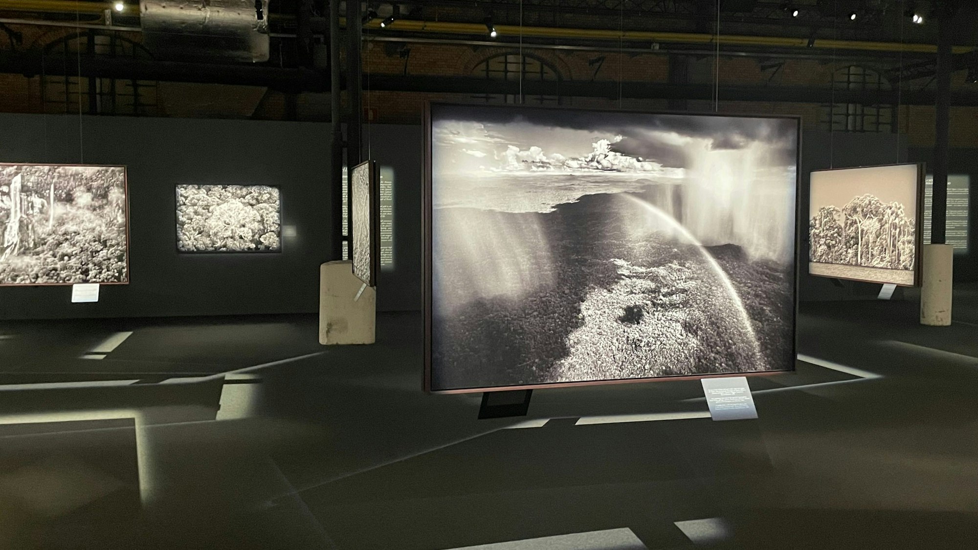 Blick in die Ausstellung Amazônia mit Fotos von Sebastião Salgado in Brüssel