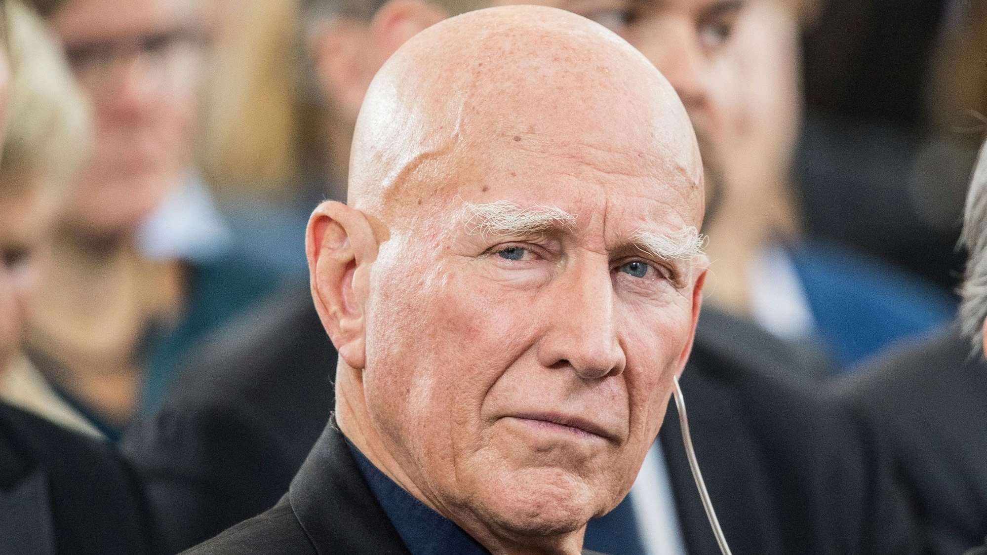 20.10.2019, Hessen, Frankfurt/Main: Sebastião Salgado, Fotograf, sitzt vor der Verleihung des Friedenspreis des Deutschen Buchhandels in der Paulskirche. Den Friedenspreis des Deutschen Buchhandels 2019 verleiht der Börsenverein an den brasilianischen Fotografen Sebastião Salgado. Foto: Andreas Arnold/dpa +++ dpa-Bildfunk +++
