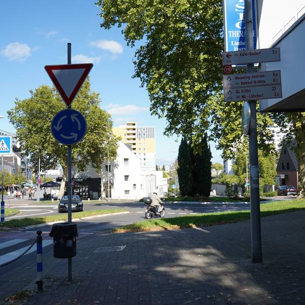 Das Foto zeigt einen Kreisverkehr.