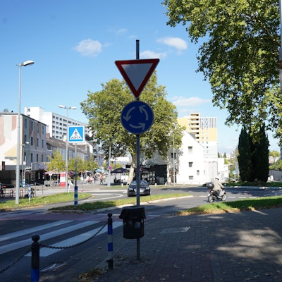 Das Foto zeigt einen Kreisverkehr.