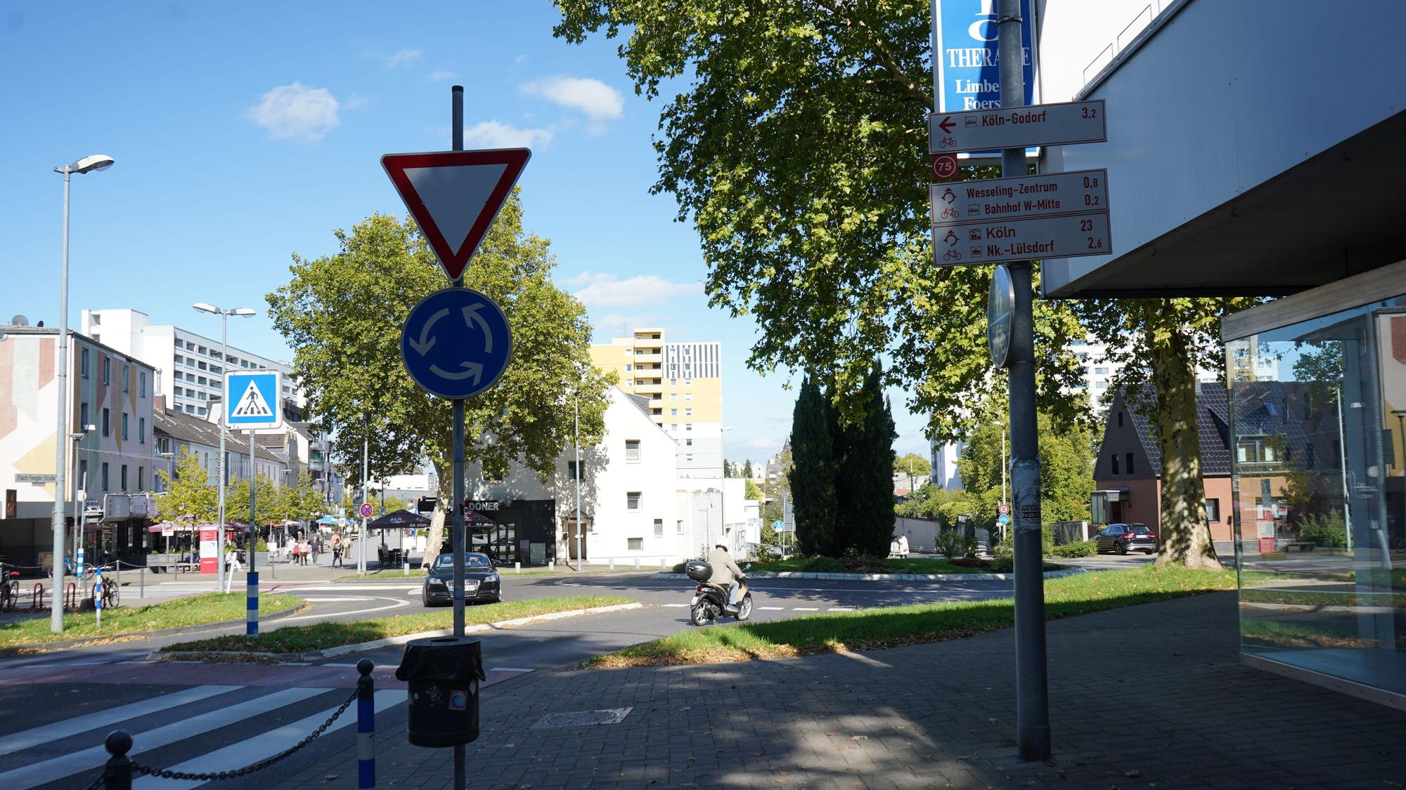 Das Foto zeigt einen Kreisverkehr.