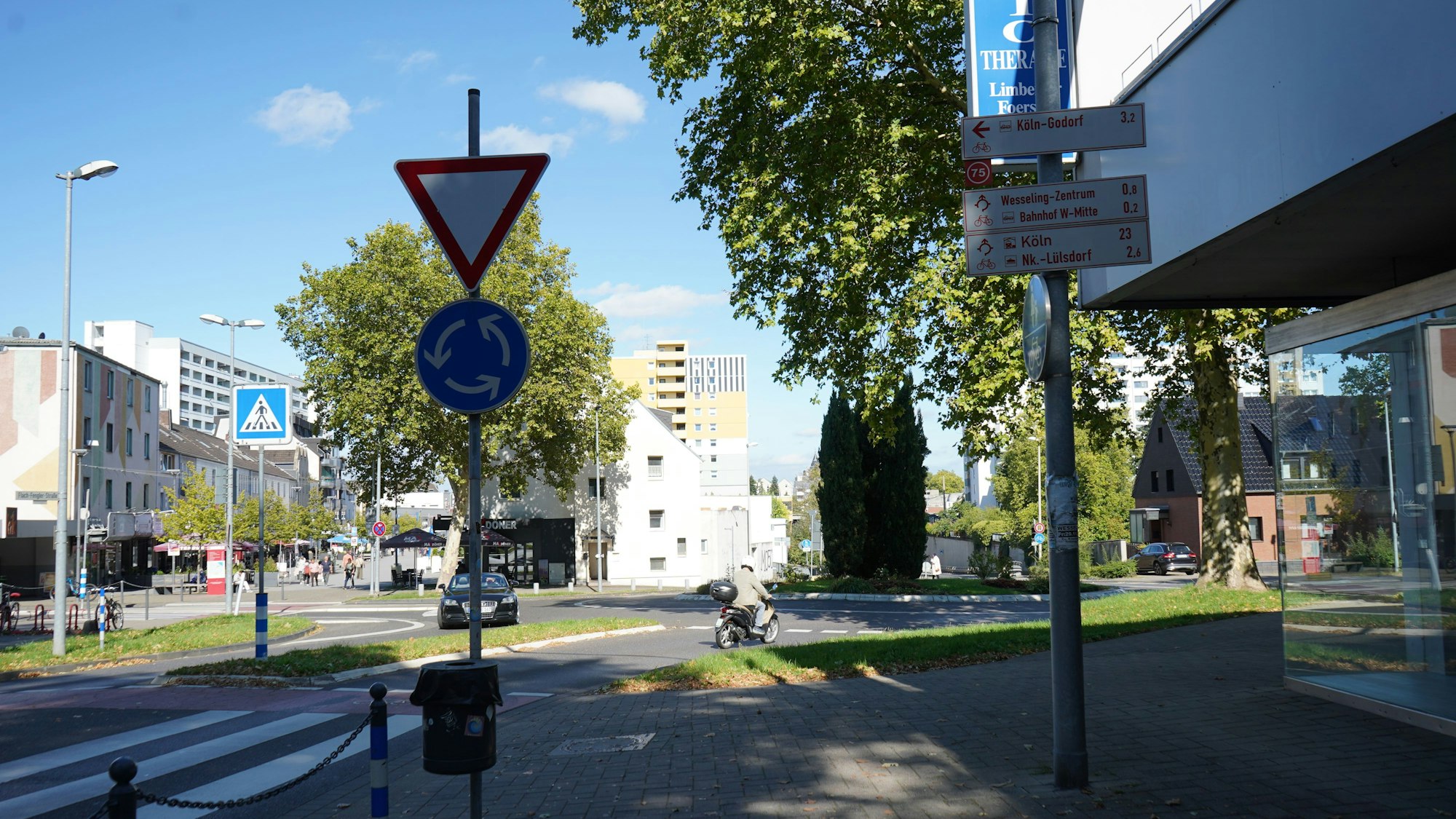 Das Foto zeigt einen Kreisverkehr.