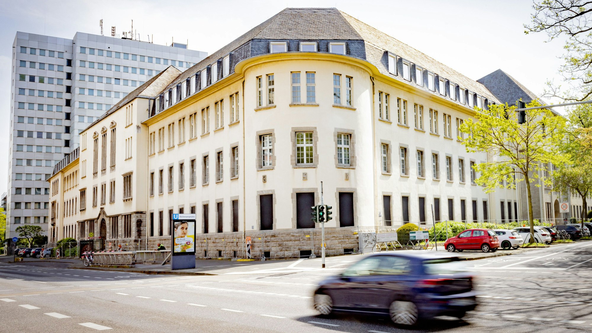 Zur Oberfinanzdirektion gehören der Altbau an der Riehler Straße sowie das Hochhaus im Hintergrund.