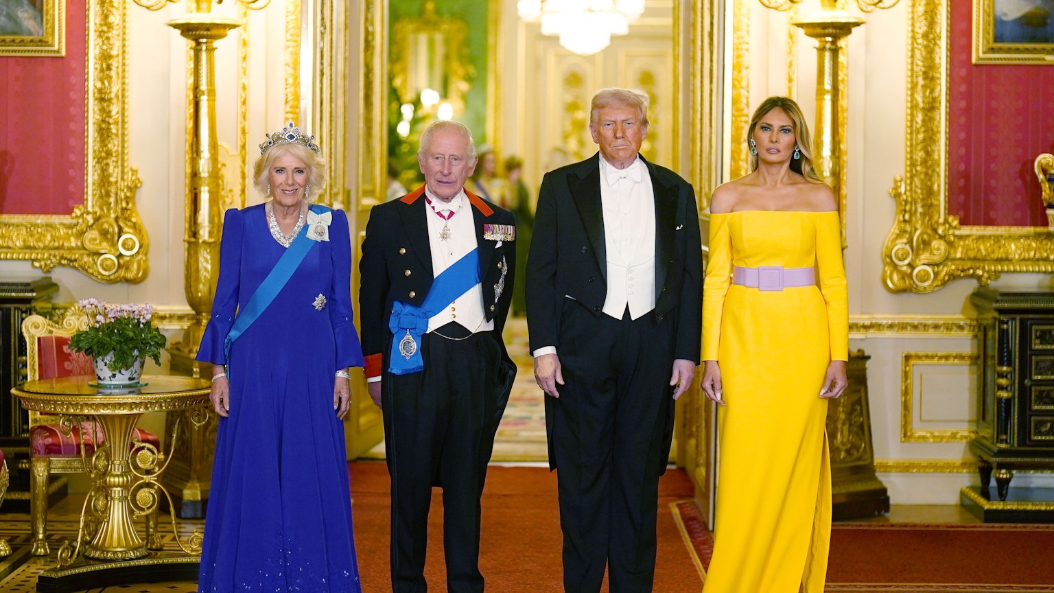 17.09.2025, Großbritannien, Windsor: König Charles III. (2.v.l) und Königin Camilla (l) stehen neben US-Präsident Donald Trump und First Lady Melania Trump beim Staatsbankett auf Schloss Windsor. Foto: Aaron Chown/PA Wire/dpa +++ dpa-Bildfunk +++