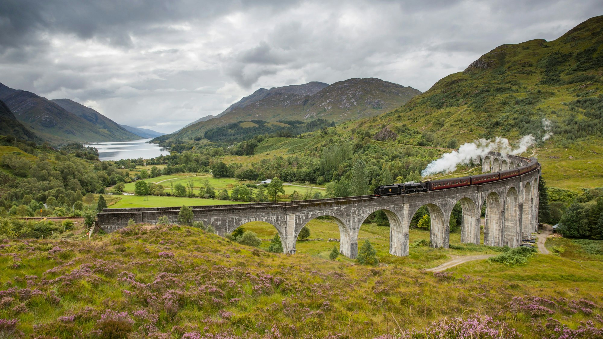 Das Glenfinnan-Viadukt ist Ende des 19. Jahrhunderts erbaut worden – hat aber vor allem durch die Darstellung in der „Harry Potter“-Filmreihe Bekanntheit erlangt.