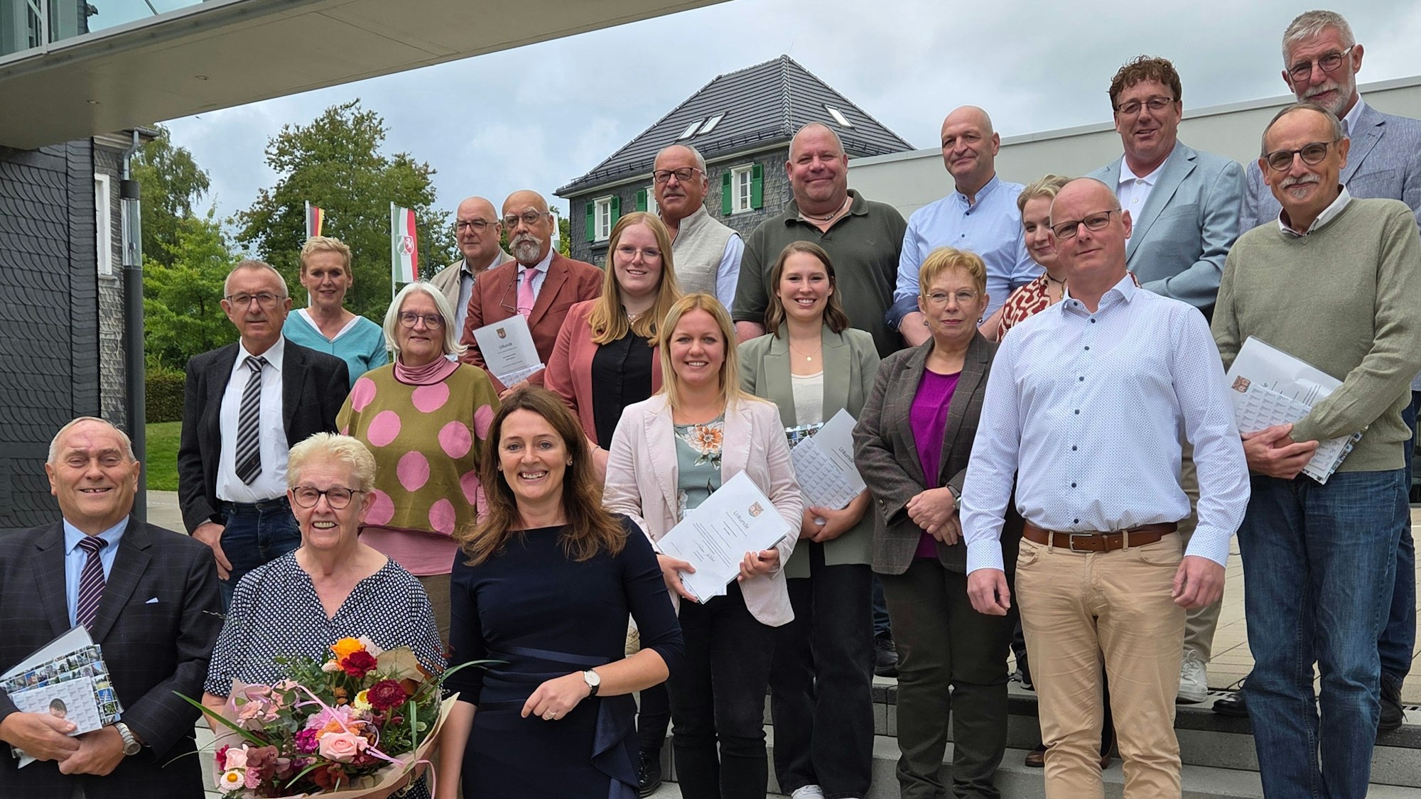 Vor der letzten Ratssitzung wurden etliche Mitglieder von Bürgermeister Larissa Weber (vorne rechts) geehrt und 19 von ihnen auch verabschiedet.