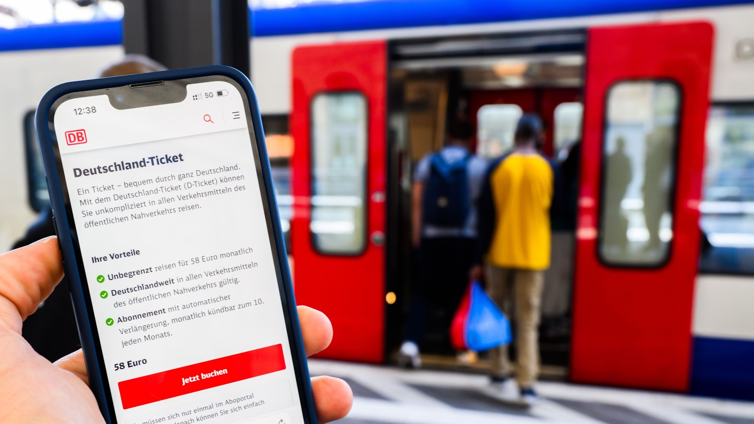 Eine Information zum Kauf des Deutschlandtickets ist auf dem Display eines Smartphones am Hauptbahnhof Hannover zu sehen.