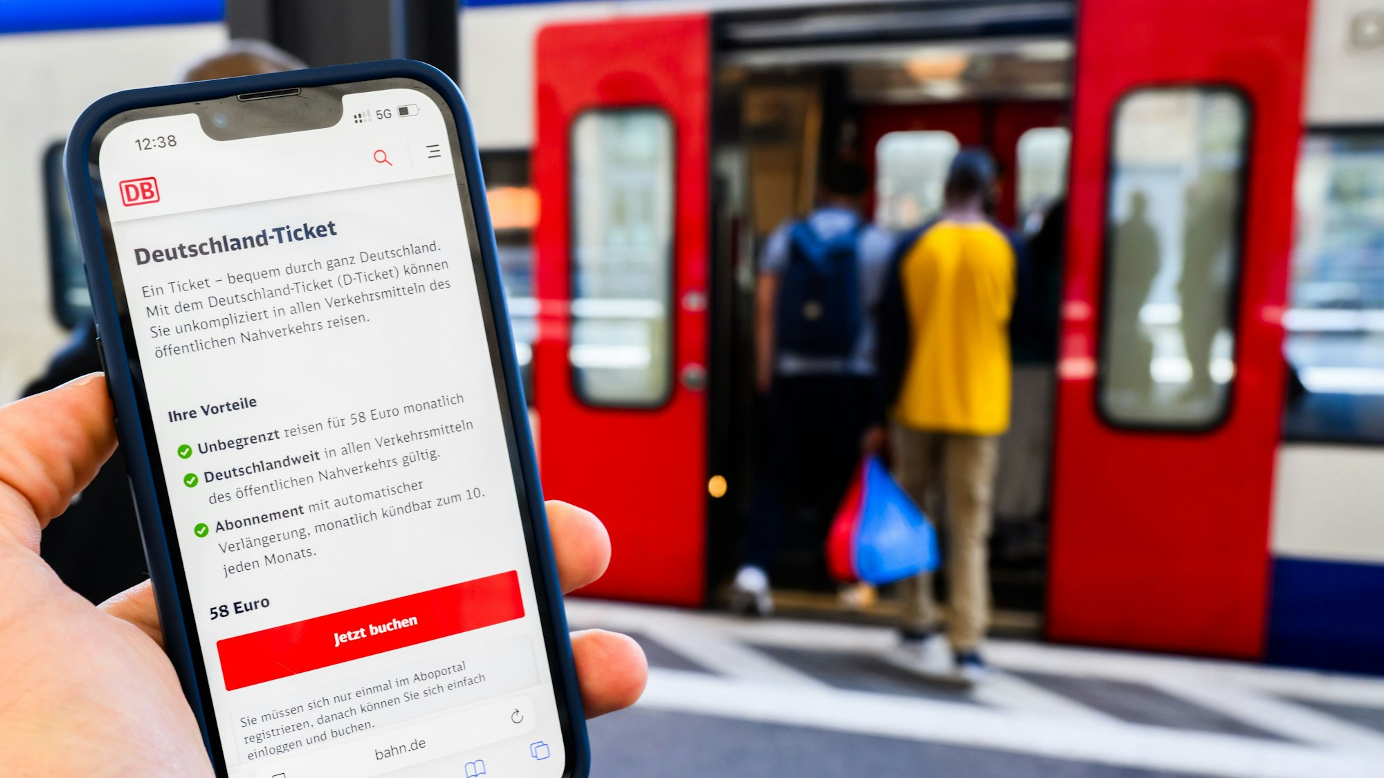 Eine Information zum Kauf des Deutschlandtickets ist auf dem Display eines Smartphones am Hauptbahnhof Hannover zu sehen.