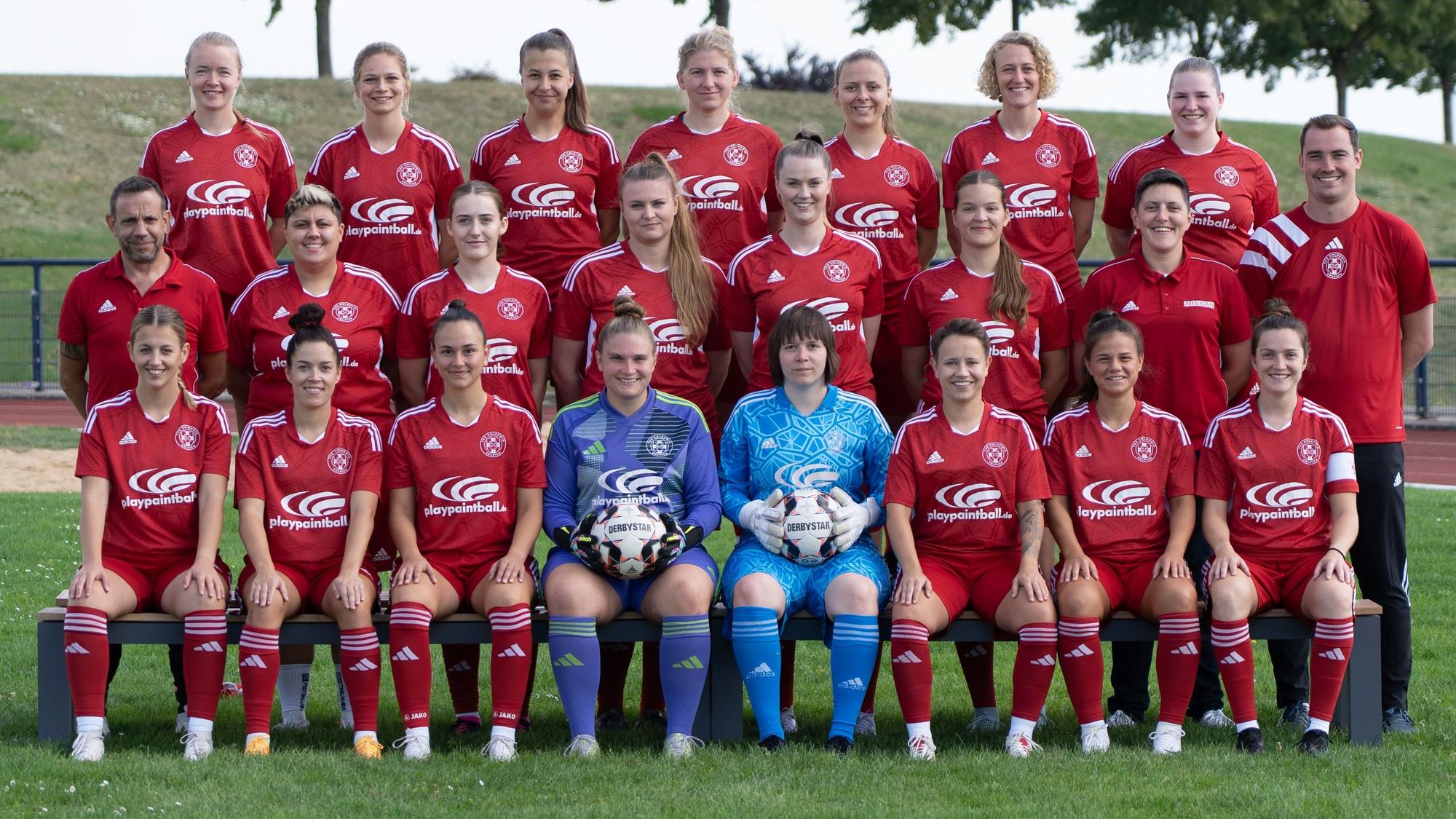 Der Kader der Frauenlandesliga-Mannschaft des TuS Zülpich hat sich in roten Trikots zum Teamfoto aufgestellt.