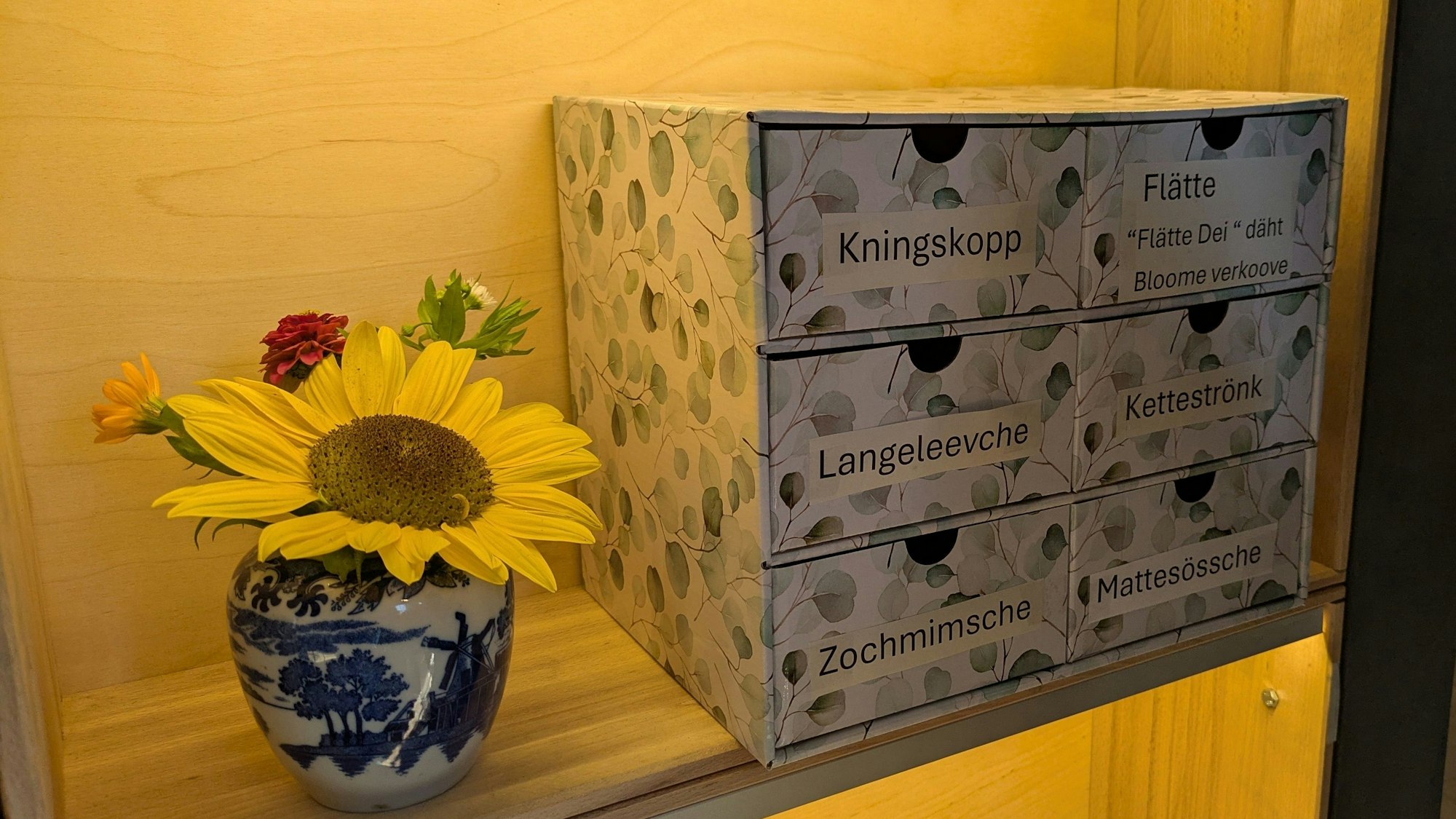 Beschriftete Laden bringen das Platt näher.