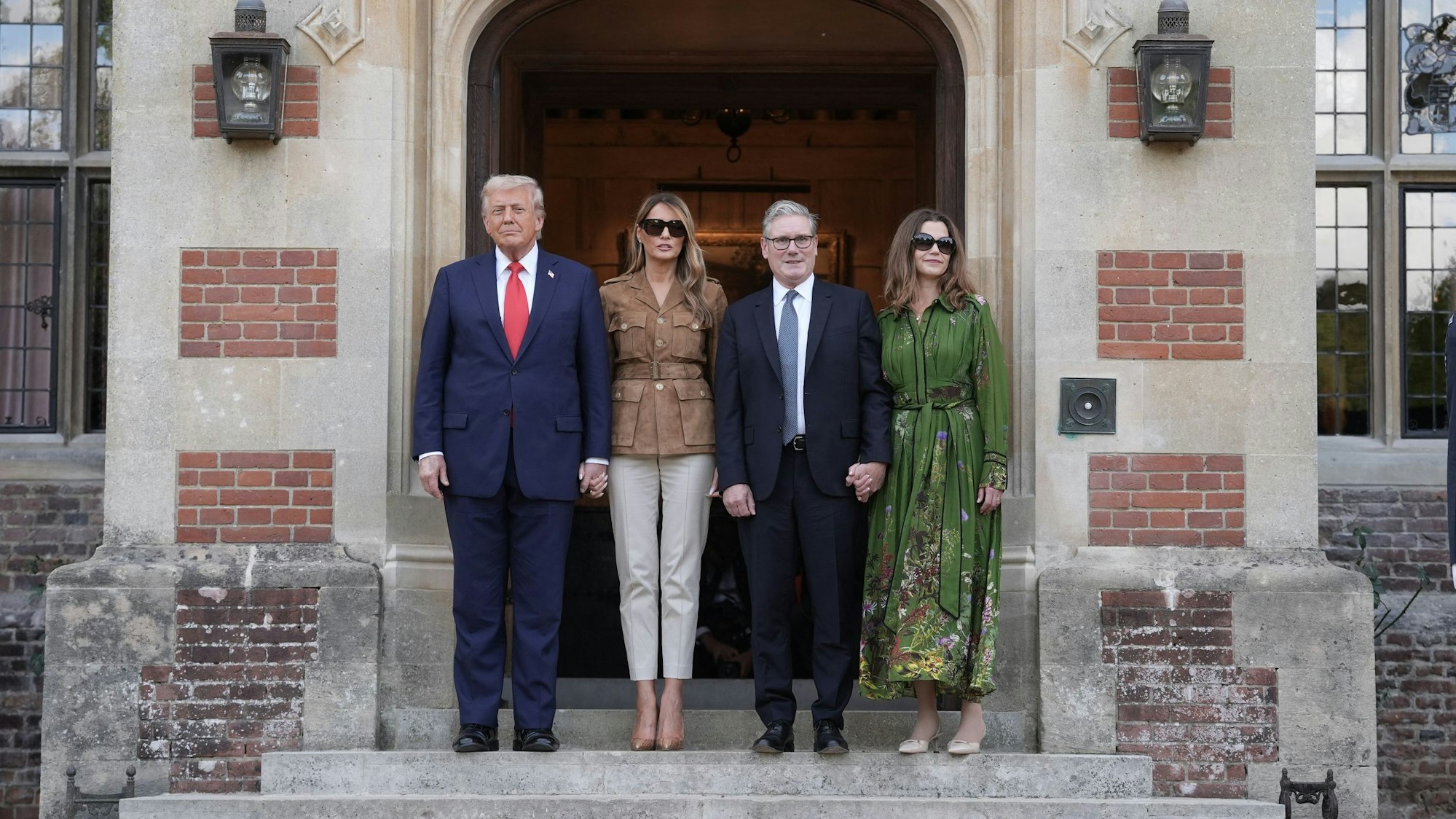 Der britische Premierminister Keir Starmer (2.v.r.) und seine Frau Victoria (r.) empfangen US-Präsident Donald Trump (l.) und seine Frau Melania auf dem Landsitz Chequers.