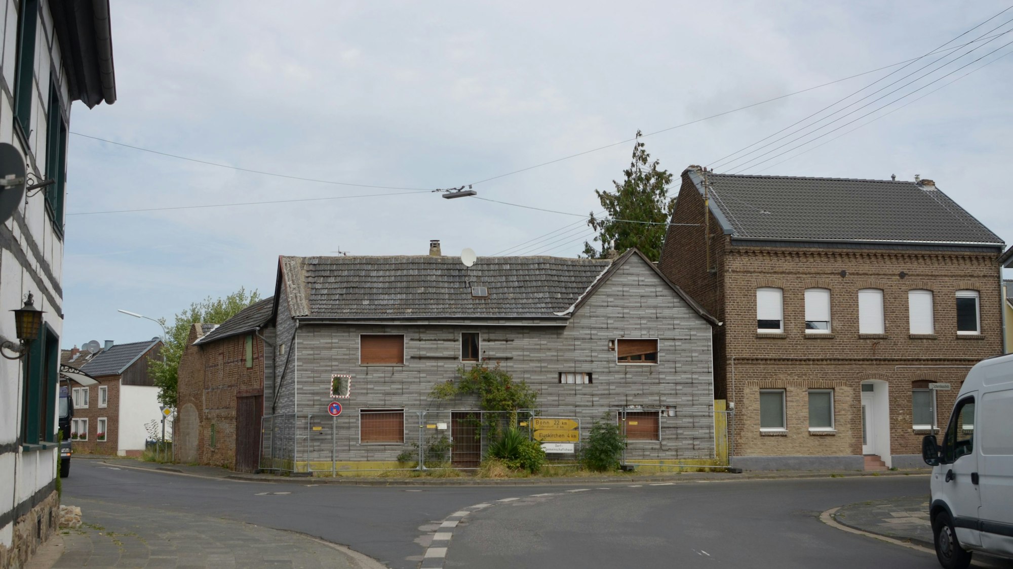 Das Bild zeigt die Kreuzung in der Palmersheimer Ortsmitte mit altem Gebäudebestand.
