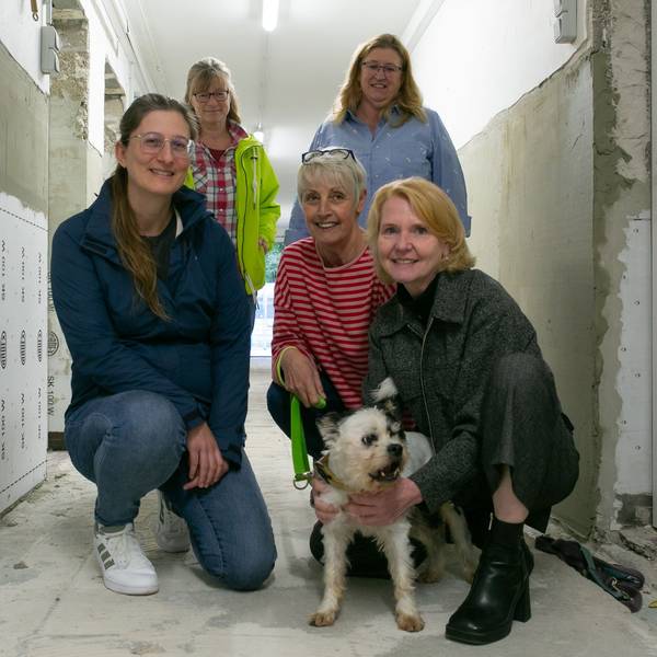 Fünf Frauen mit einem kleinen Hund.