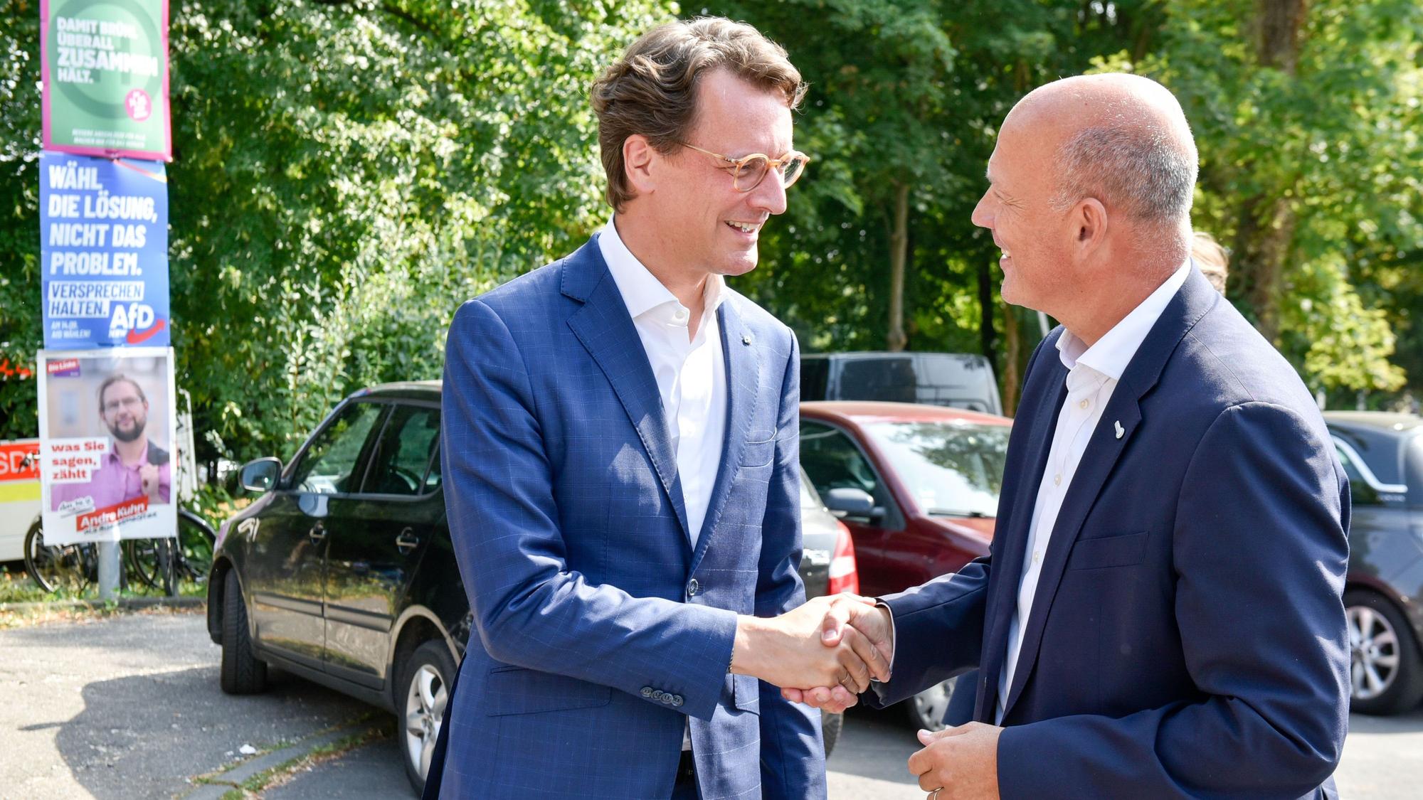Bei der Landratswahl am 14. September lag Amtsinhaber Frank Rock (r.) klar vor Iris Heinisch (SPD). Auf dem Foto begrüßt Rock Ministerpräsident Hendrik Wüst bei einer Wahlkampfveranstaltung in Brühl.