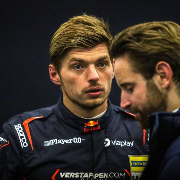 Max Verstappen steht in der Box am Nürburgring.