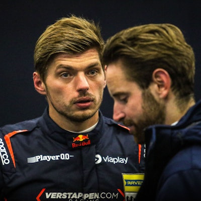 Max Verstappen steht in der Box am Nürburgring.