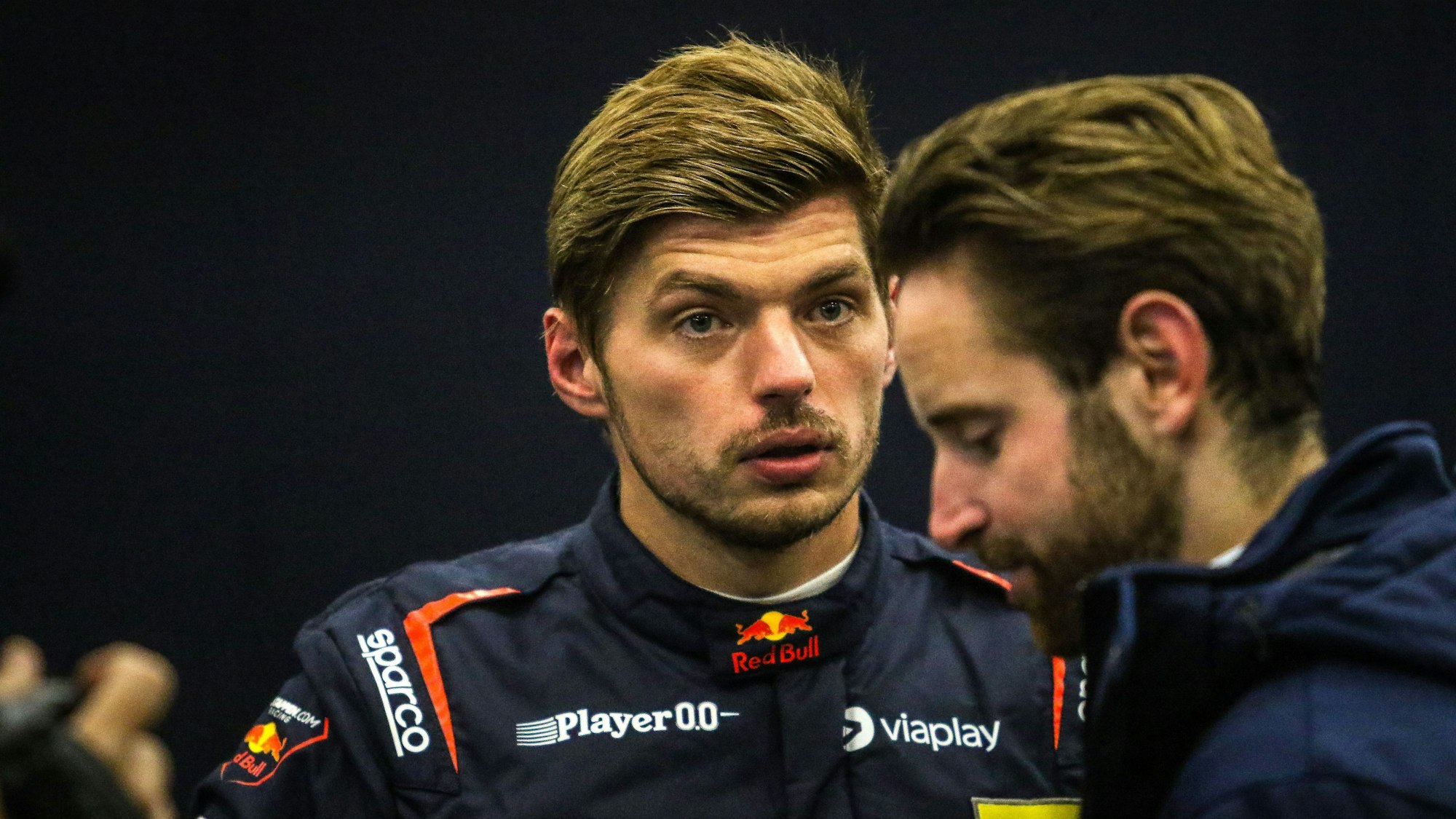 Max Verstappen steht in der Box am Nürburgring.