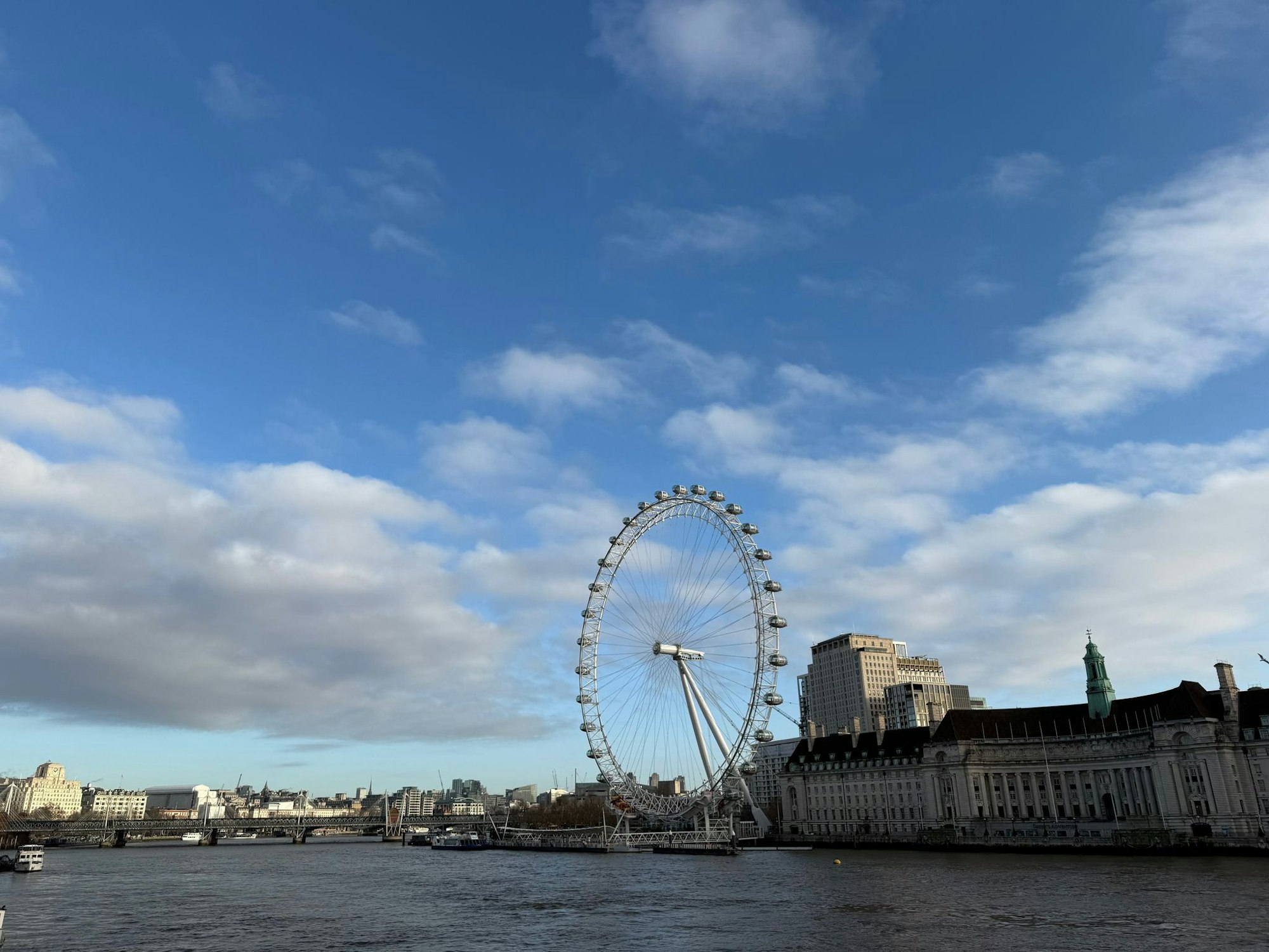 Riesenrad an der Themse: In den Gondeln des London Eye sieht man die britische Hauptstadt aus ungewöhnlicher Perspektive.