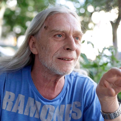 Mit Ramones-T-Shirt beim Interview: Uwe Schmieder.