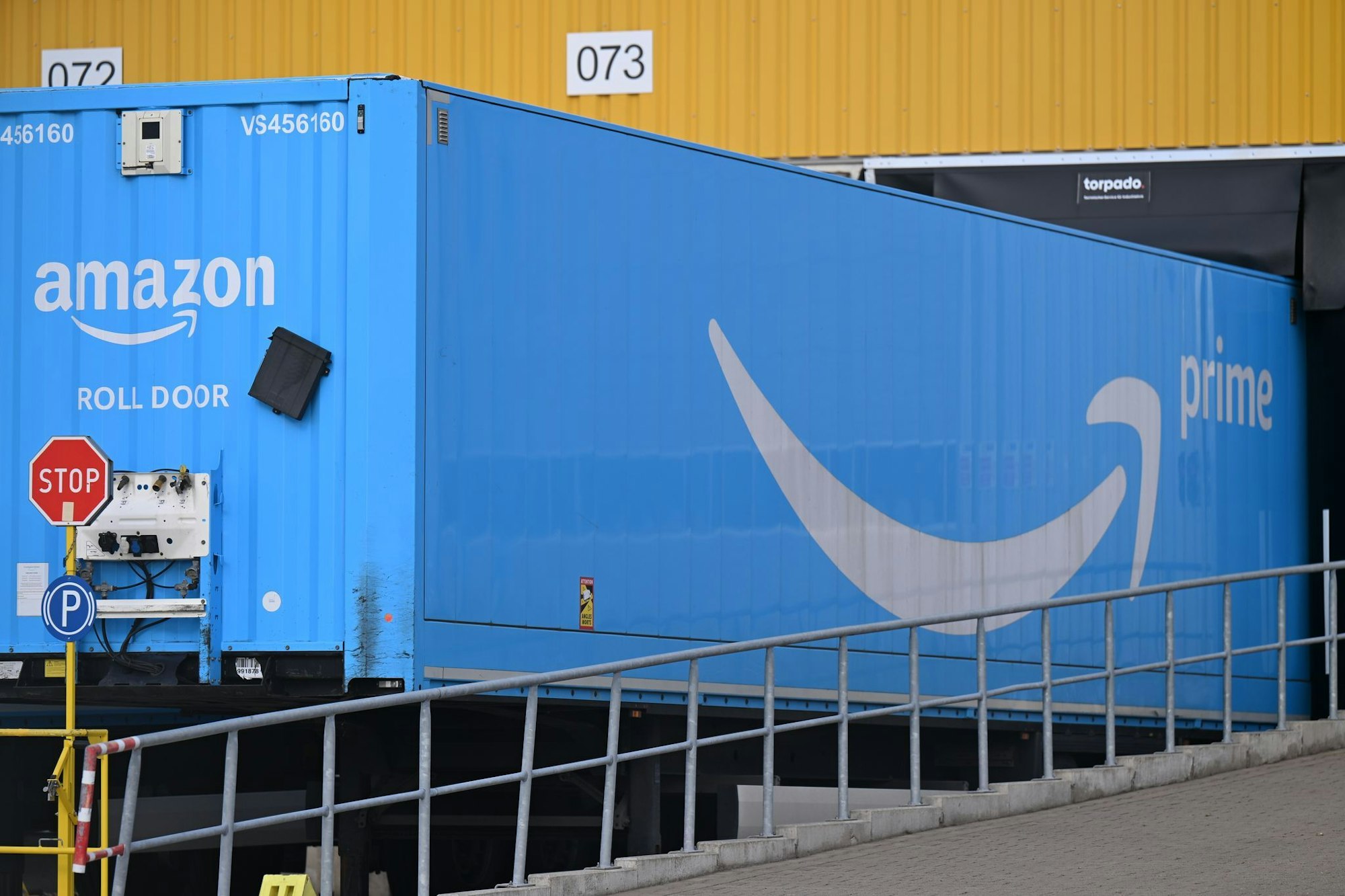 Viel Platz für die Waren: ein Amazon-Container am Dortmunder Logistikzentrum.