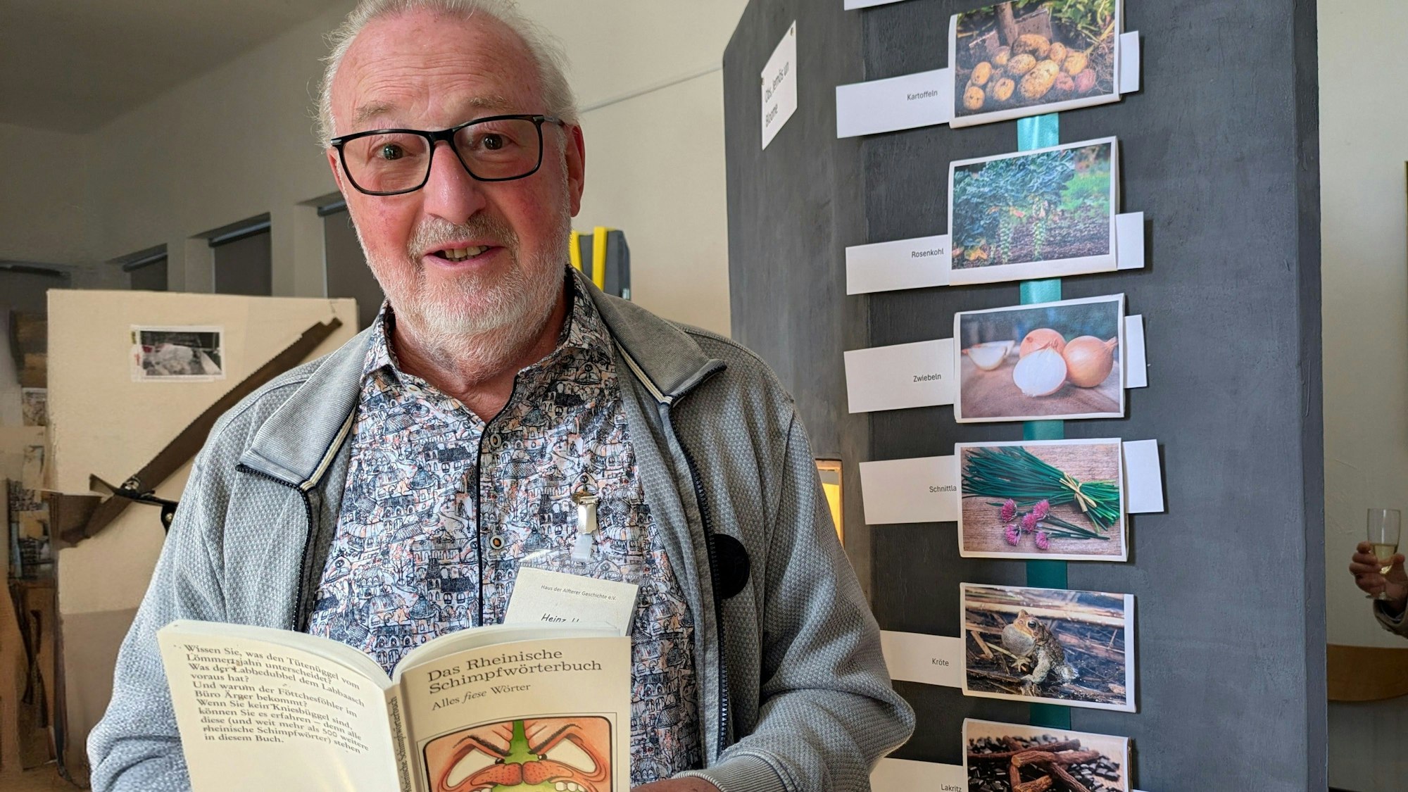 Sprachforscher Heinz Heuser trug einiges zur Ausstellung im Haus der Alfterer Geschichte bei.