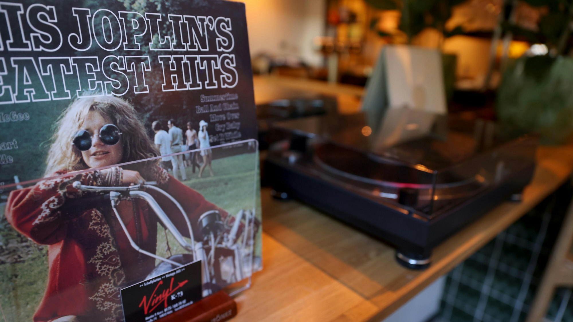 Ein Plattenspieler und die Schallplatte von Janis Joplins sind auf der Theke des Restaurant Kluth.