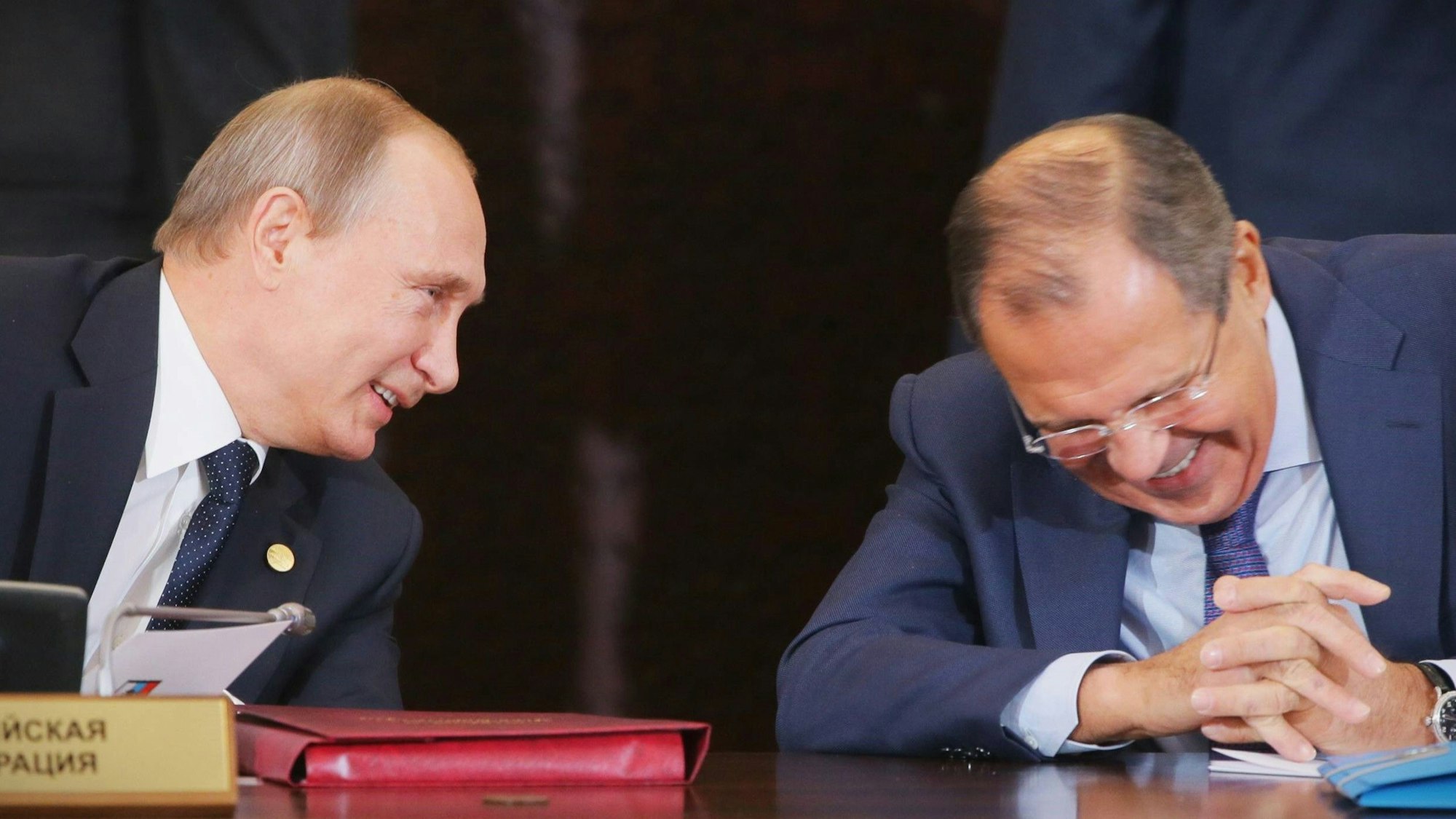 Kremlchef Wladimir Putin zusammen mit Sergej Lawrow. Der Außenminister hat Moskaus Kriegskurs bekräftigt. (Archivbild)