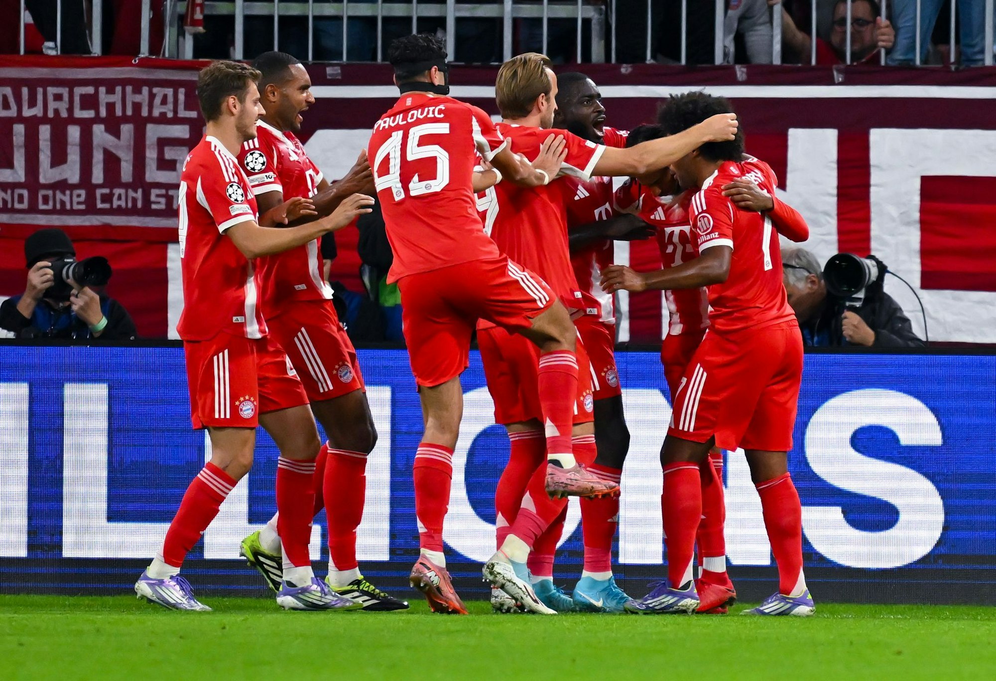 Eine Münchner Jubeltraube um Harry Kane (M), ein gewohntes Bild zum Saisonstart.