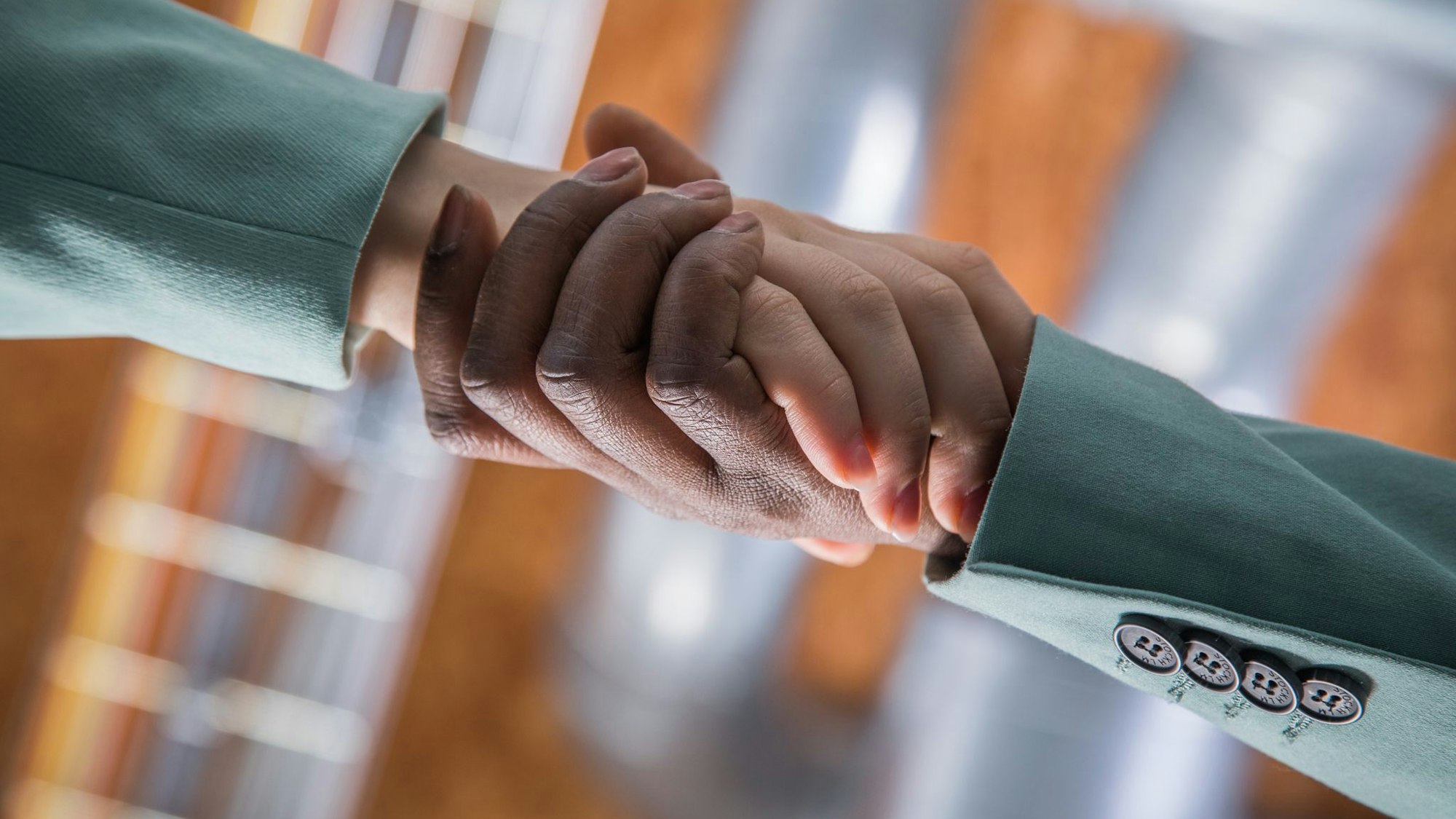 Um Teil des Teams zu werden, sollten neue Mitarbeiterinnen und Mitarbeiter sich aktiv einbringen. Was immer geht? Fragen stellen, Interesse zeigen!