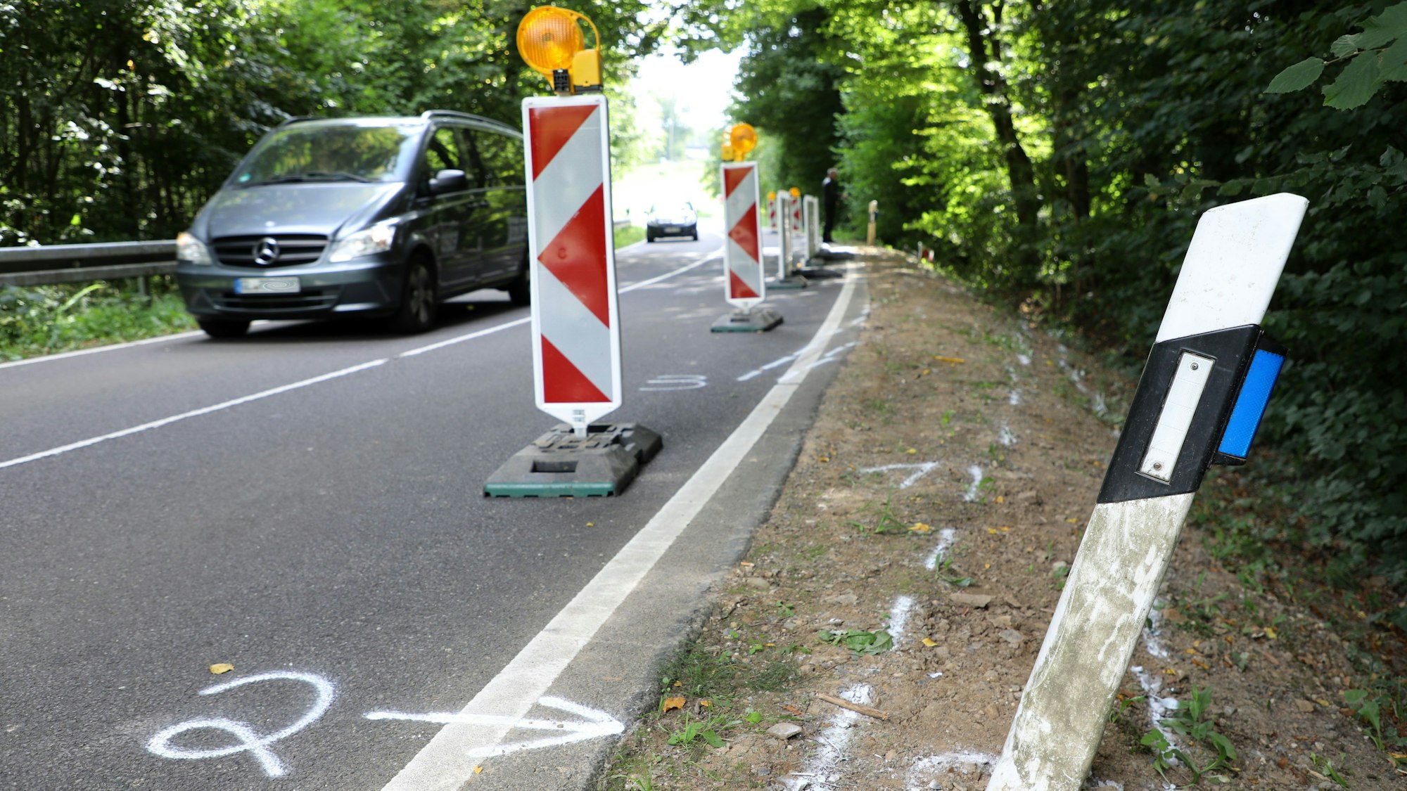 Unfallmarkierungen zeigen, wo am 16. August 2025 ein mit fünf jungen Menschen besetztes Auto von der Straße abkam.