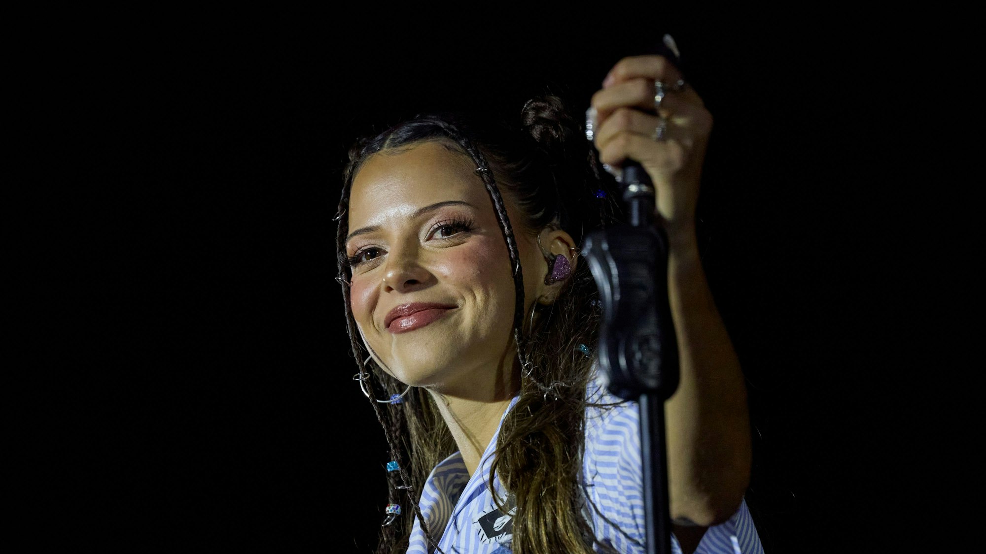 Nina Chuba steht während der Reeperbahn-Festivals auf einer Bühne auf dem Heiligengeistfeld.