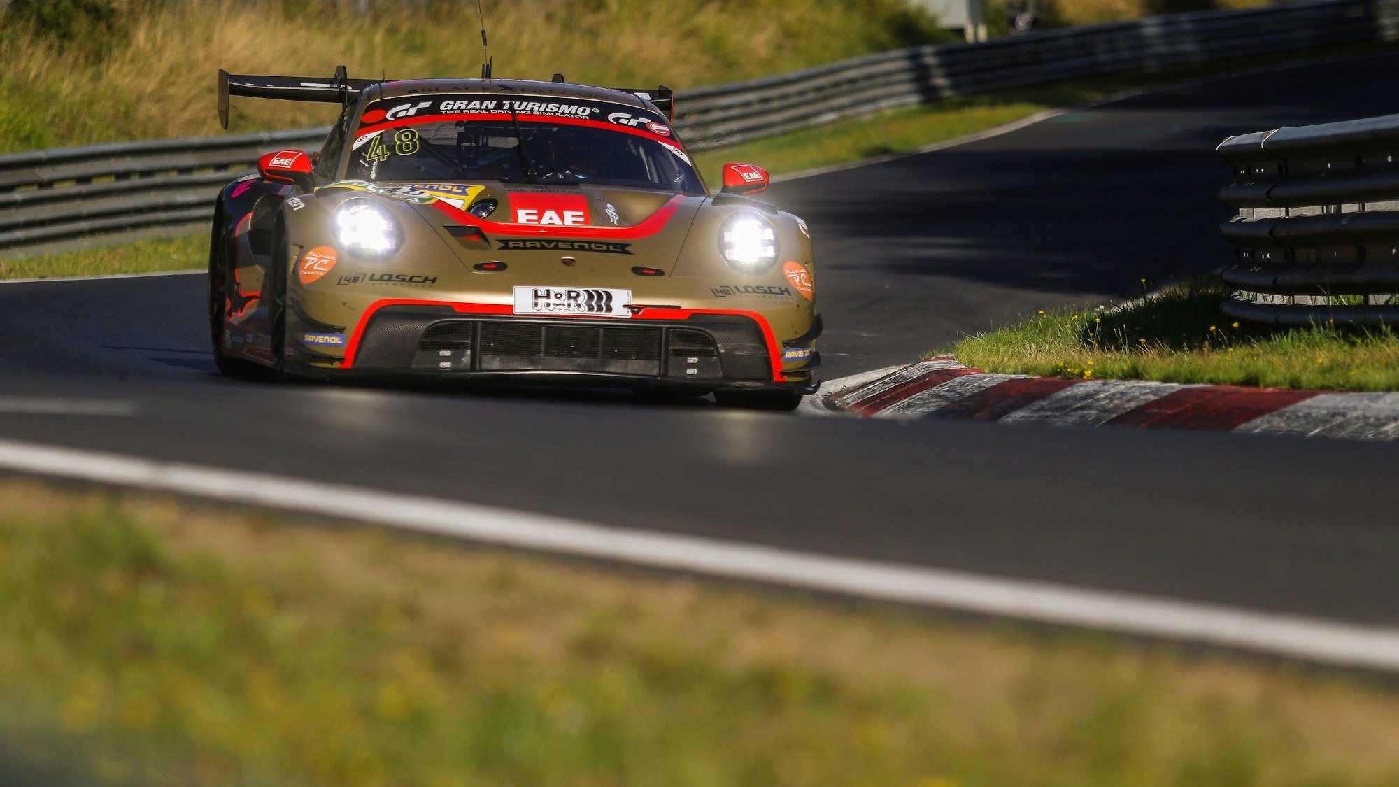 Tobias Müller fährt im GT3-Porsche durch eine Kurve.