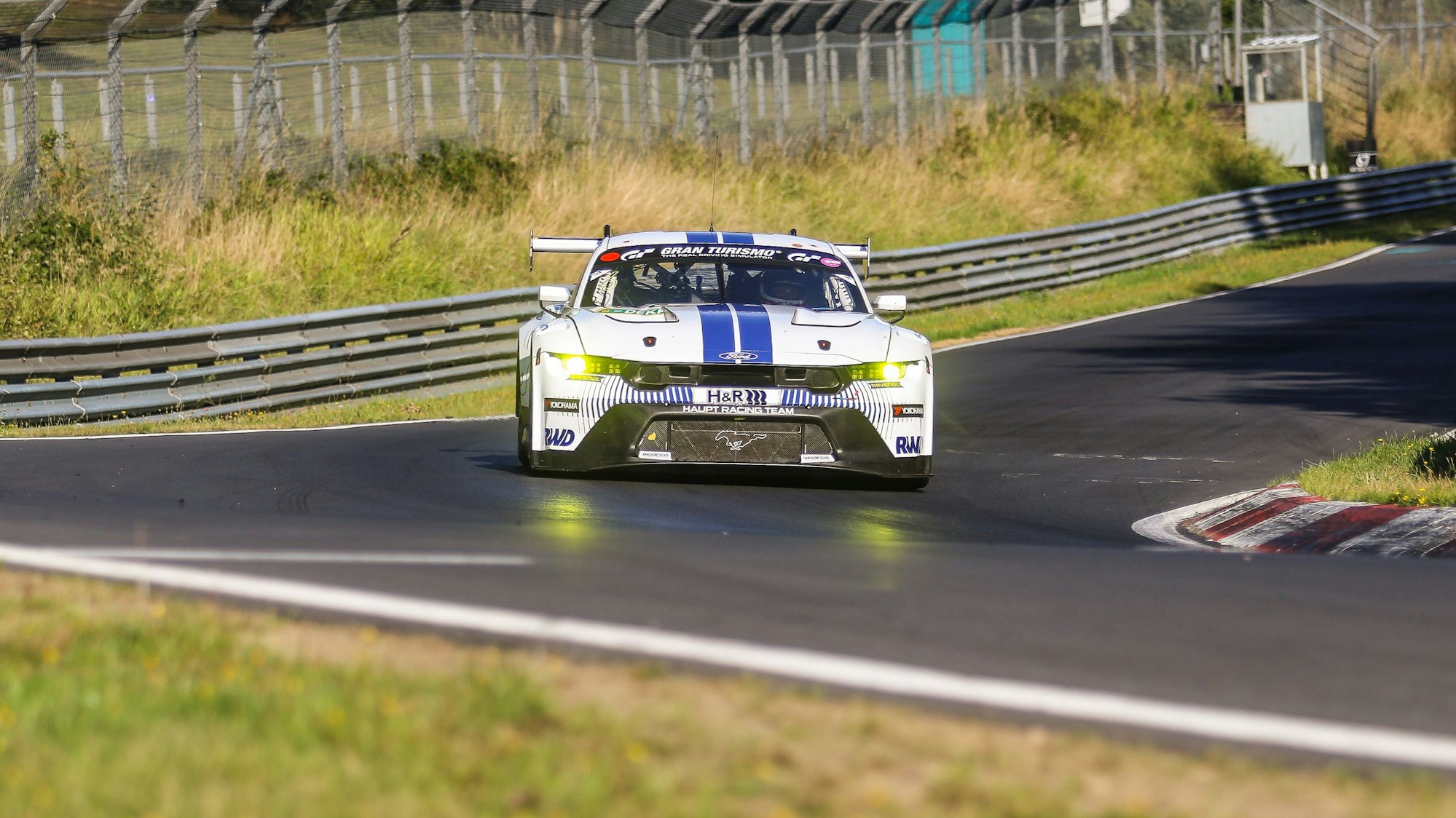 Das Bild zeigt den Rennfahrer auf der Nordschleife des Nürburgrings.