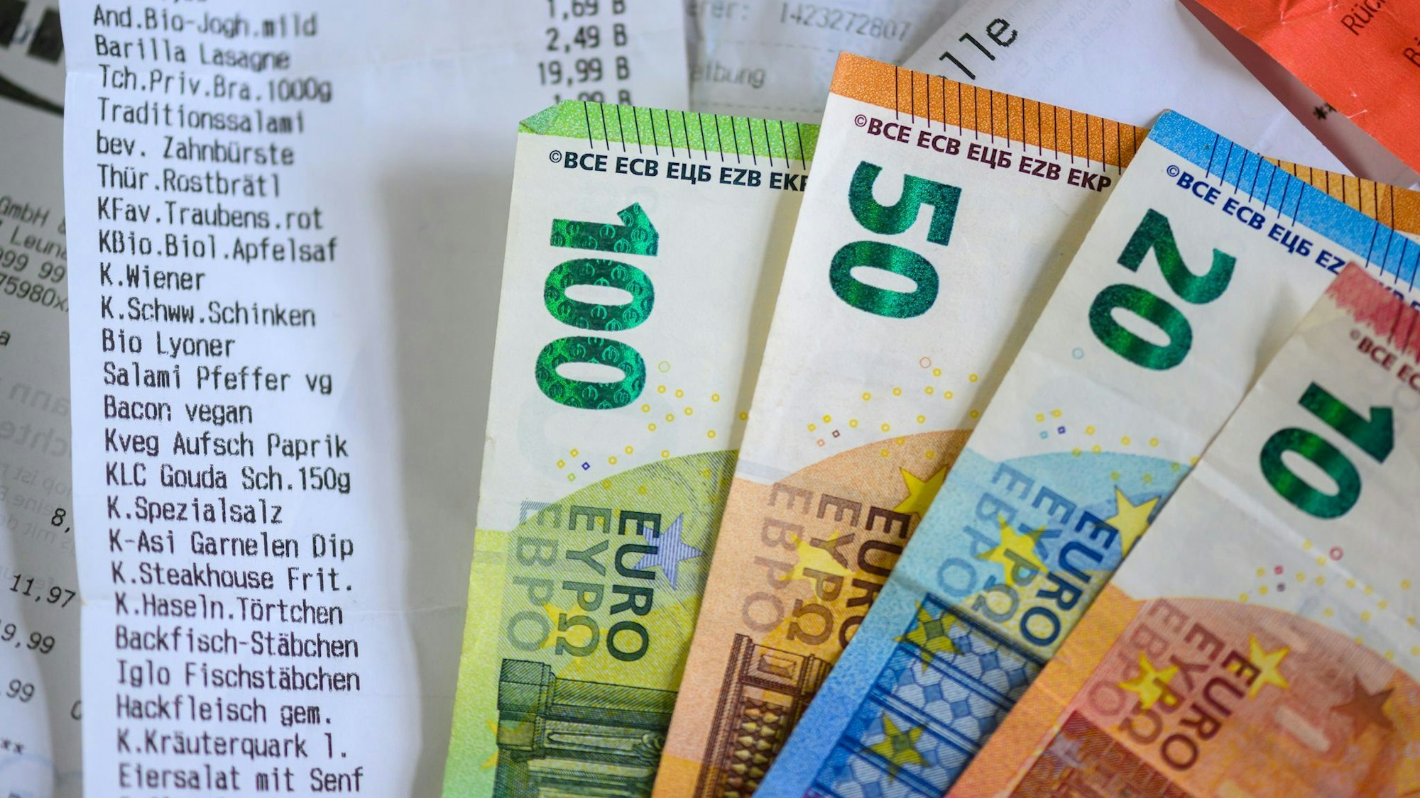 Die Angst vor steigenden Lebenskosten belegt schon zum 15. Mal Platz 1 der Rangliste (Symbolbild).