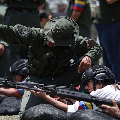 Mitglieder der von der Regierung organisierten Milizen erhalten eine militärische Ausbildung in Fort Tiuna.