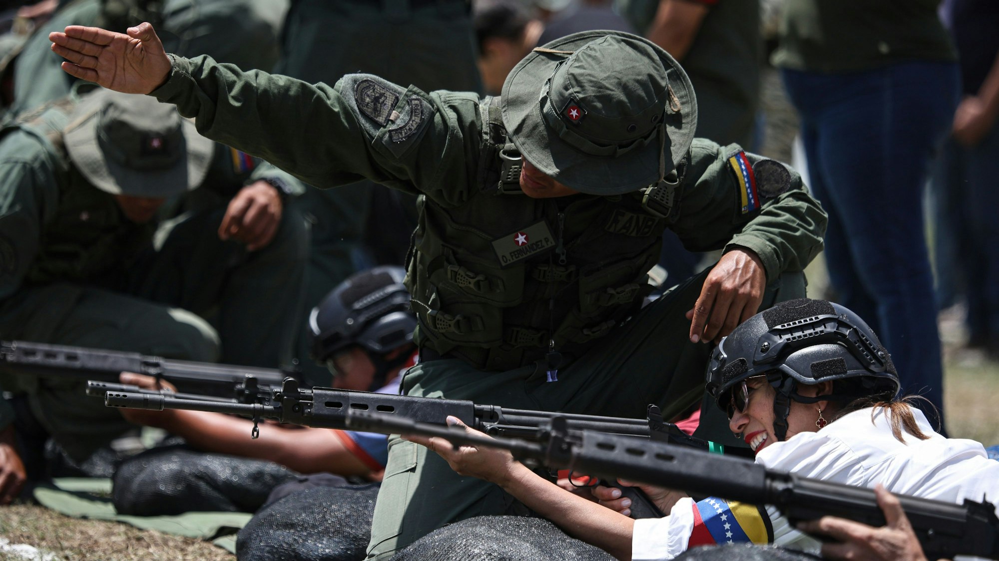 Mitglieder der von der Regierung organisierten Milizen erhalten eine militärische Ausbildung in Fort Tiuna.