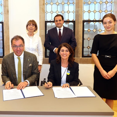 Linda Mai und Botschafter Oleksii Makeiev unterzeichnen die Unterlagen.