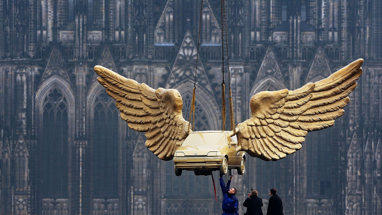 Soll von seinem jetzigen Standort verschwinden: Das Flügelauto von Künstler HA Schult. (Archivbild)