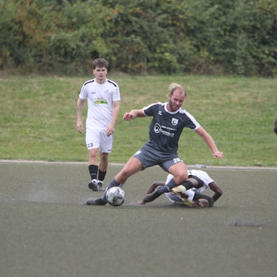 Patrick Rüth und der TuS Oberpleis haben weiterhin eine weiße Weste.