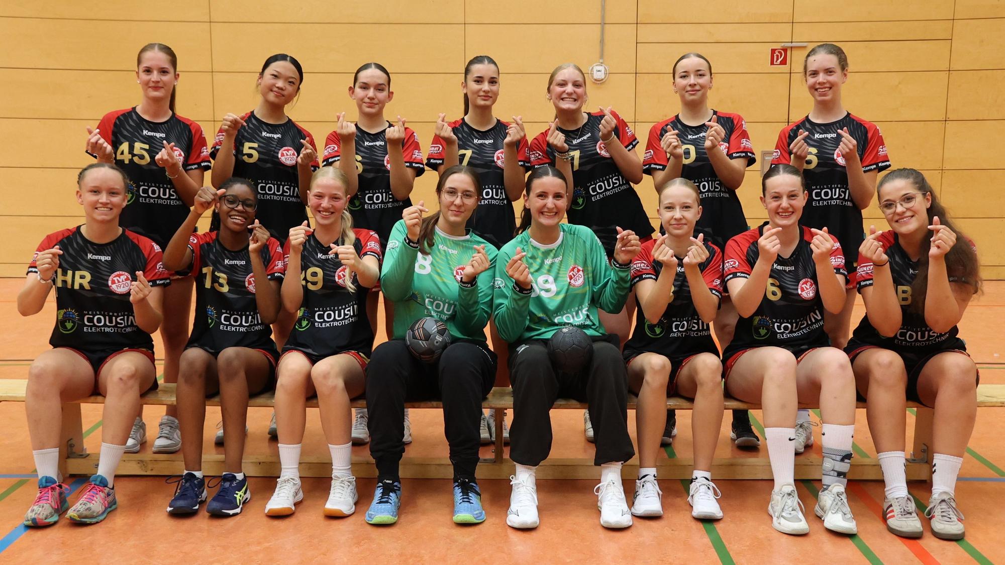 Für das offizielle Mannschaftsbild machen die Spielerinnen der TVP-A-Juniorinnen lustige Gesten.