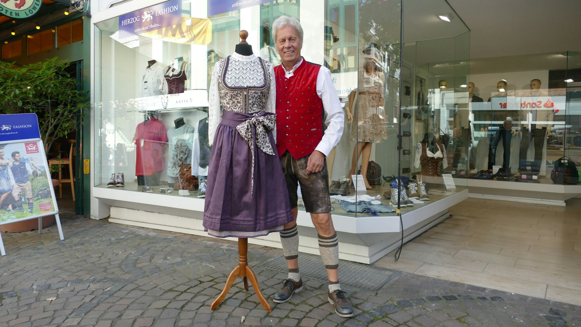 Manfred Herzog vom Herzogfashion Modehaus auf der Siegburger Holzgasse kennt die diesjährigen Trends bei Dirndln und Lederhosen.