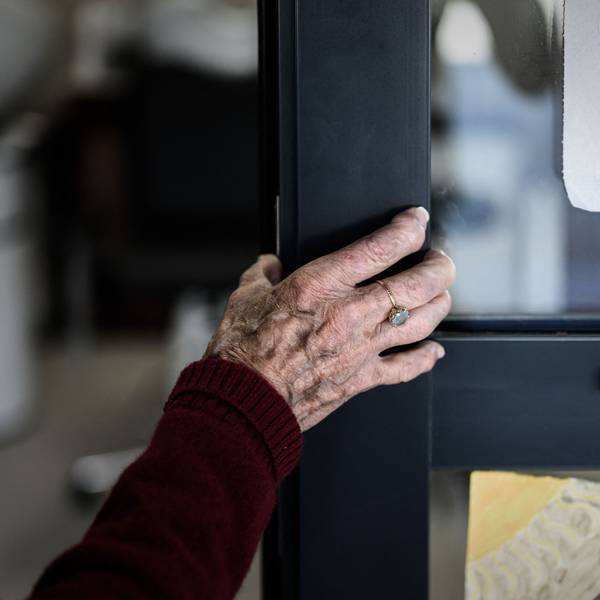 Ein Alzheimer-Patient steht am Eingang eines Friseursalons.