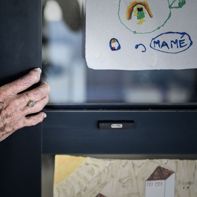 Ein Alzheimer-Patient steht am Eingang eines Friseursalons.